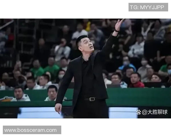 一场激烈的篮球赛以一分之差遗憾落败队员们心情沉重但不失斗志 一场激烈的篮球赛以一分之差遗憾落败队员们心情沉重但不失斗志